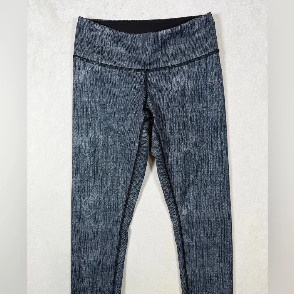 Lululemon Athletica Size 4 Black and Gray Crosshatch Align Cropped Leggings